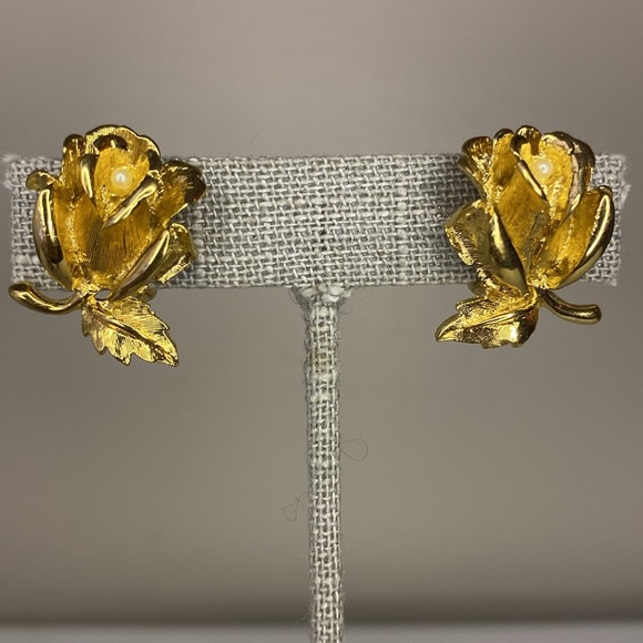 Vintage Nina Ricci Goldtone Metal Floral and Faux Pearl Clip-On Earrings (24mm) - Picture 2 of 6